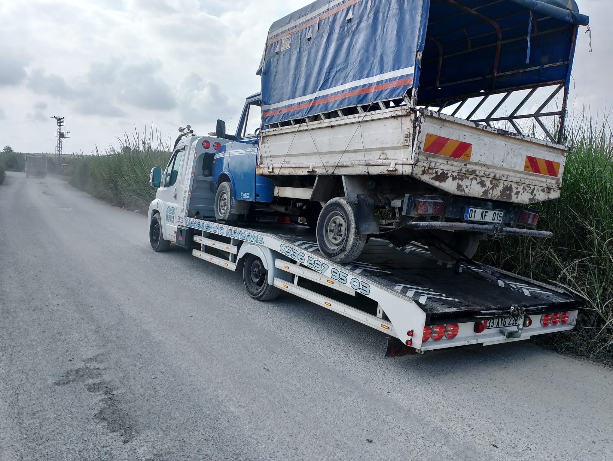 Brandalı kamyonet yüklü çekicinin arkadan görünümü — Kardeşler Oto Kurtarma