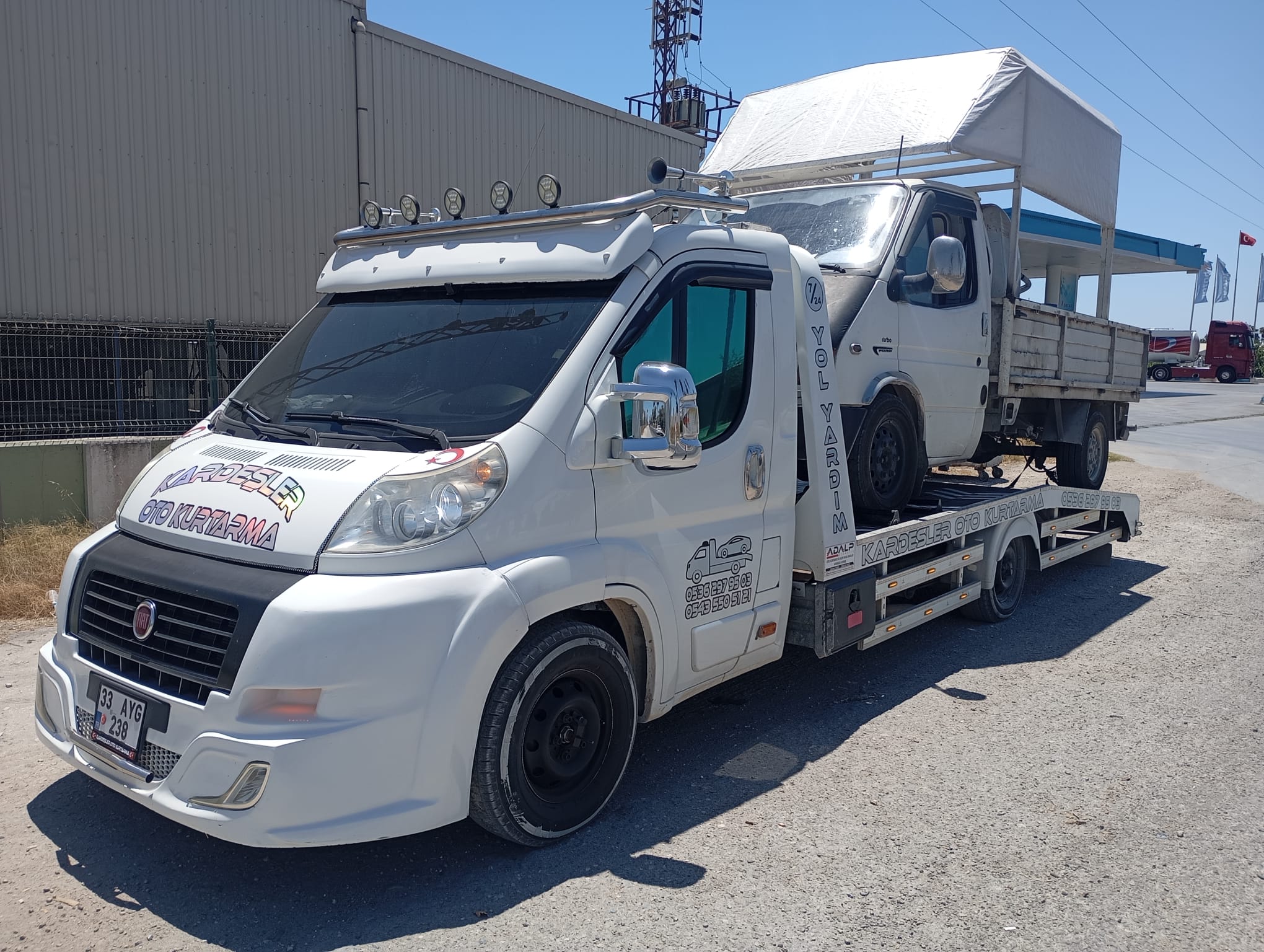 Kardeşler Oto Kurtarma çekicisi ile kasalı kamyonet taşıma