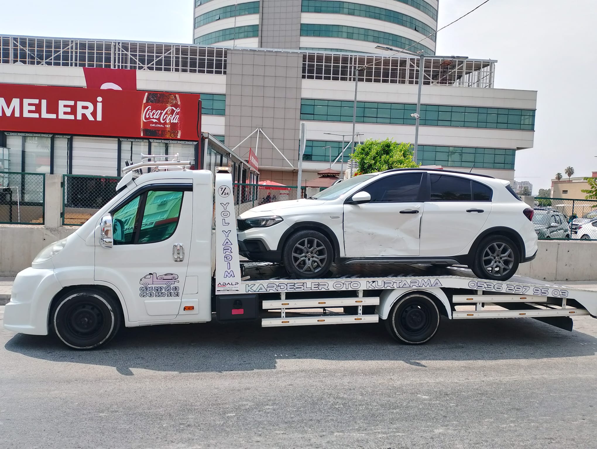 Kardeşler Oto Kurtarma platformlu çekicisi ile beyaz SUV taşıma