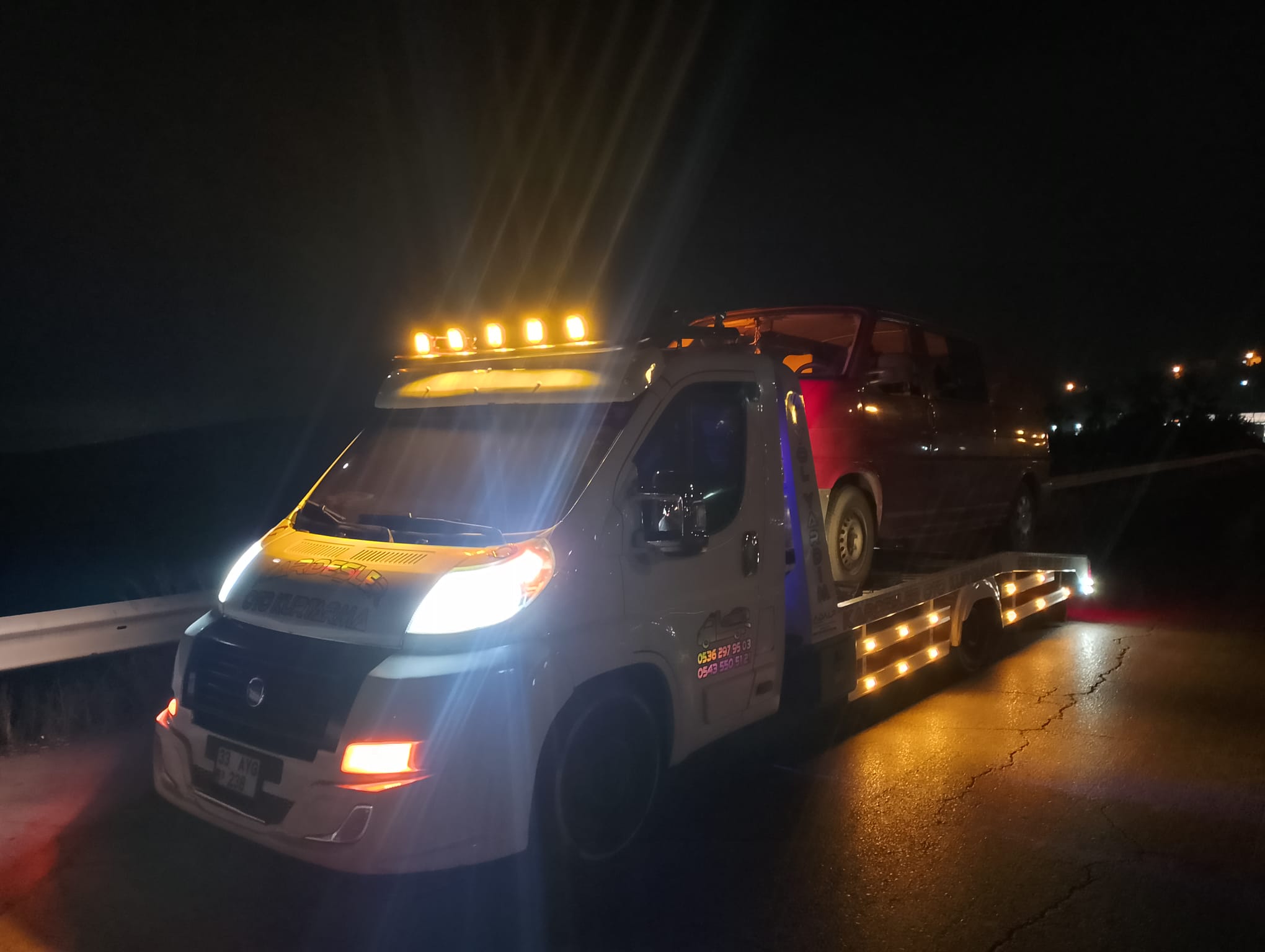 Gece yol yardımı: ikaz ışıkları yanan çekici üzerinde kırmızı otomobil — Kardeşler Oto Kurtarma