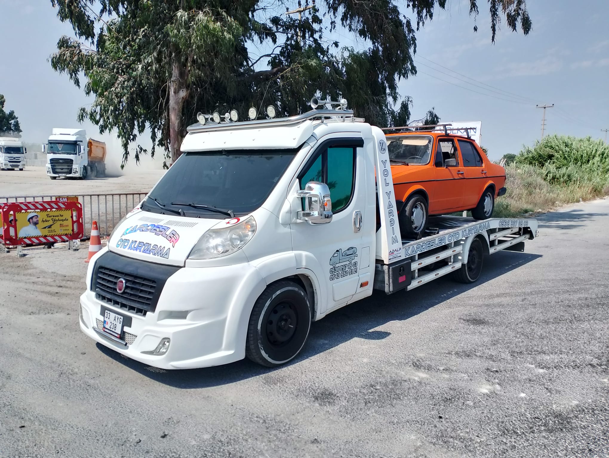 Çekici platformunda taşınan turuncu klasik otomobil — Kardeşler Oto Kurtarma