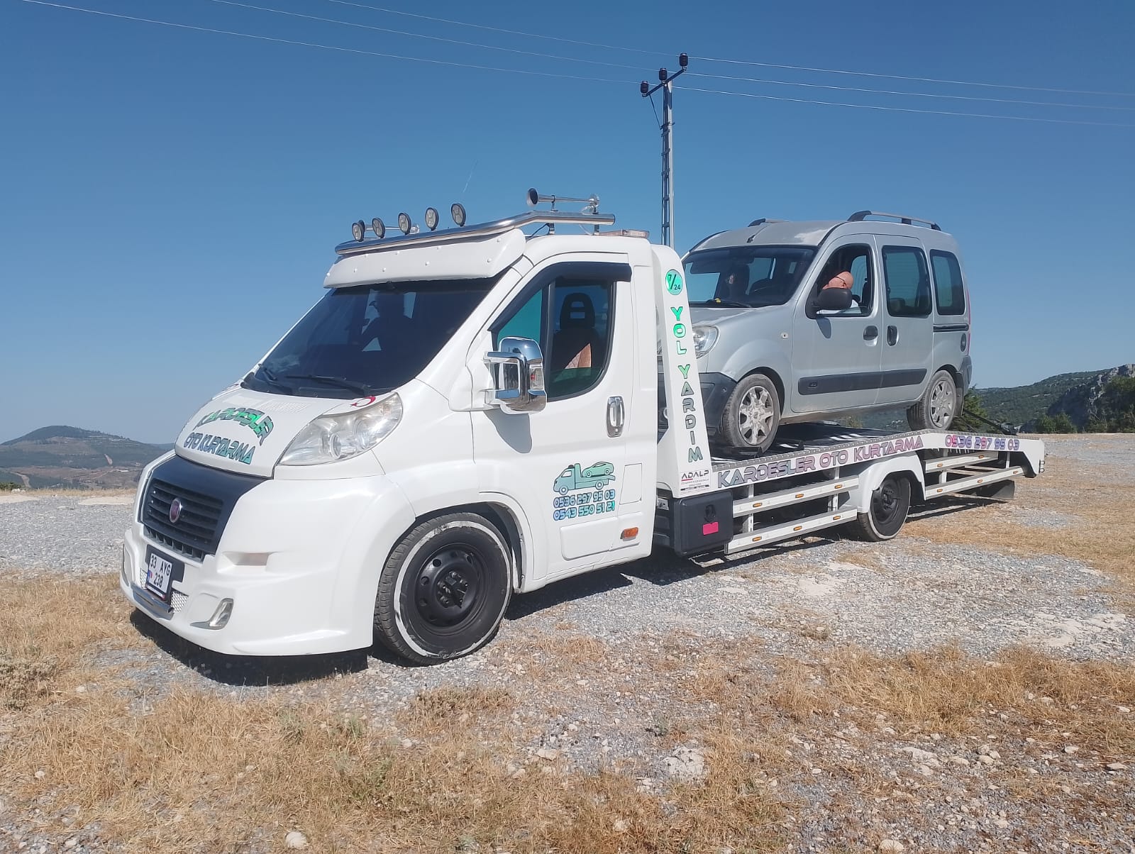 Kardeşler Oto Kurtarma çekicisi ile gri hafif ticari araç taşıma