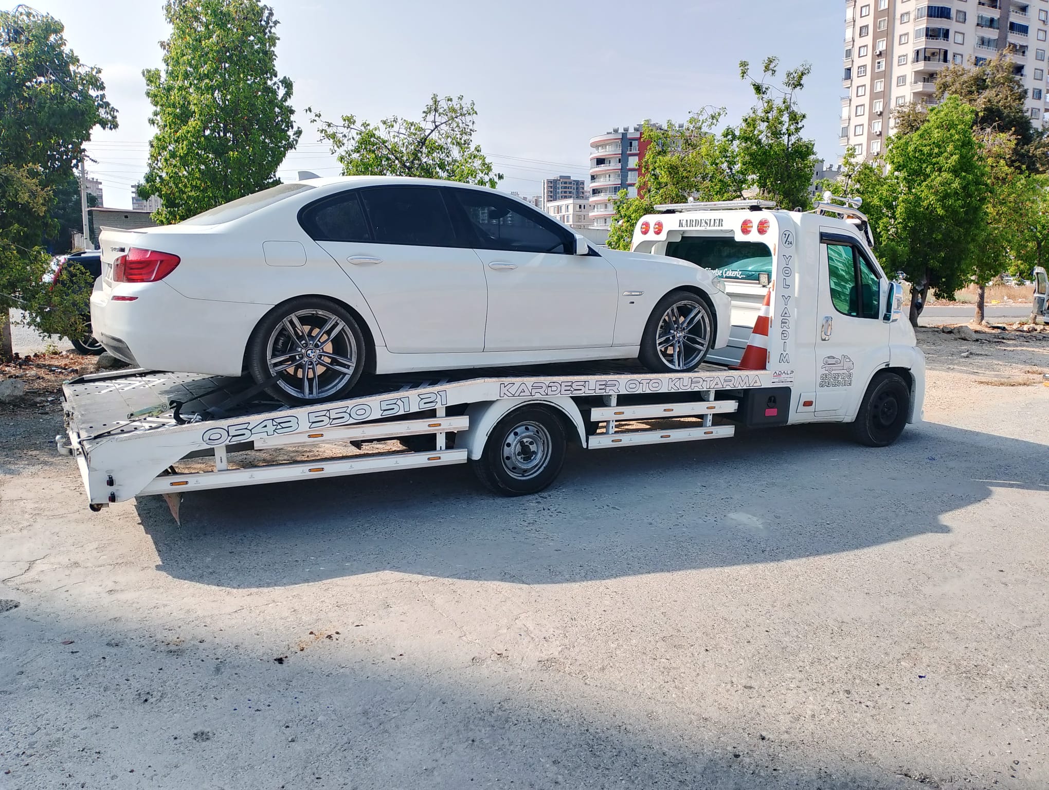 Kardeşler Oto Kurtarma çekicisi ile beyaz sedan otomobil taşıma