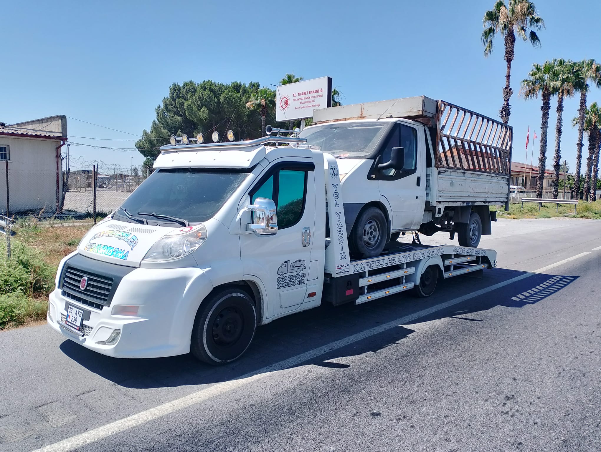 Kardeşler Oto Kurtarma çekicisi ile kasalı beyaz kamyonet taşıma