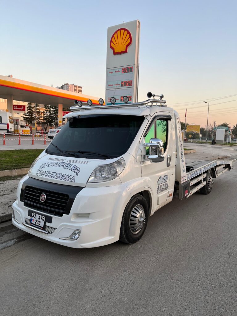 Kardeşler Oto Kurtarma'nın beyaz platformlu çekicisi